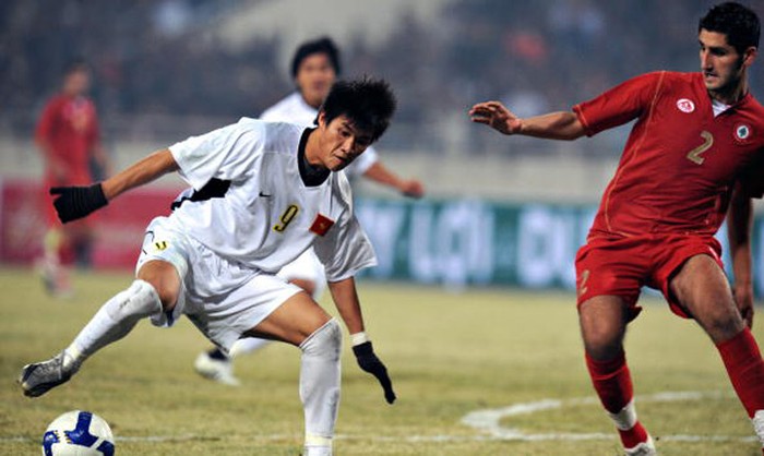 Công Vinh đối mặt với Ali Al Saadi (Lebanon, Việt Nam thắng 3-1) ở Mỹ Đình tháng 1/2009.